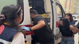 Küçük çekiçle apartmanı birbirine katan kadının korkan çocuğunu polis sakinleştirdi