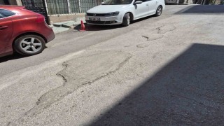Kurtuluş Mahallesindeki bozuk yollar sürücülere zorluk yaşatıyor