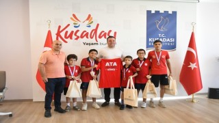 Kuşadası Belediye Başkan Vekili Demirtaş şampiyon güreşçileri ağırladı
