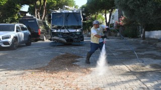 Kuşadası Belediyesinden yaz sezonunda yoğun temizlik mesaisi
