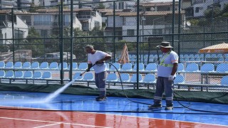 Kuşadasında tenis kortları baştan aşağı temizlendi