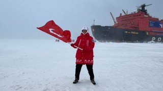 Kuzey Kutbu’nda Gururlandıran An! Türk Öğrenci Bayrağımızı Dalgalandırdı
