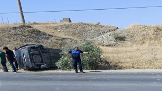 Lastiği patlayan araç takla attı: 2 yaralı