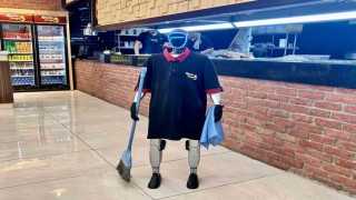 Maaşı ve izin günü olan robot garson, müşterilerin ilgi odağı oldu