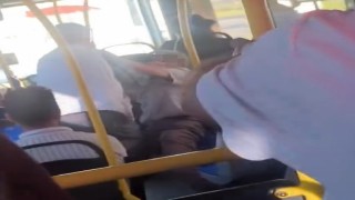 Malatyada 2 yaşlının yolcu otobüsündeki ilginç kavgası kamerada