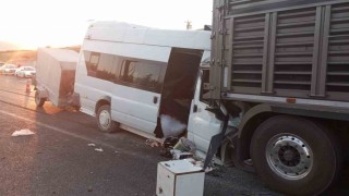 Malatyada tarım işçilerini taşıyan minibüs tıra çarptı: Yaralılar var