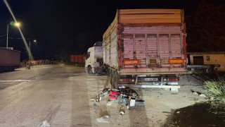 Manisada motosiklet park halindeki tıra çarptı: 1 ölü