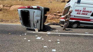 Mardinde hafif ticari araç takla attı: 1 ölü, 1 yaralı