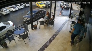 Mardinde otomobilin kafenin girişine çarptığı anlar kamerada