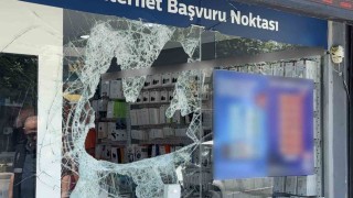 Maskeli hırsızlar camını odunla kırdıkları mağazadan 400 bin liralık telefon çaldı