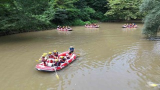 Melen Çayında gençlerin rafting mesaisi