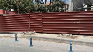 Menteşe'de riskli ağaçlar için kesim ve budama çalışması