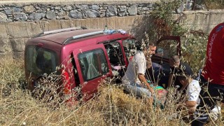 Menteşede ticari araç dere yatağına uçtu: 2 yaralı