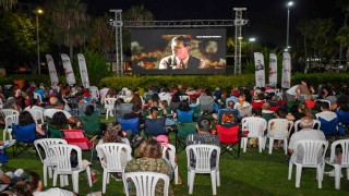 Mersinde açık havada sinema keyfi