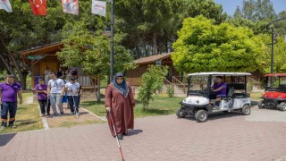 Mersinde görme engelliler doğayla iç içe keyifli bir gün geçirdi