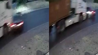 Mersinde tırın çarptığı araç metrelerce sürüklendi