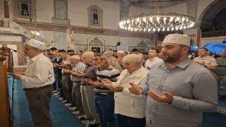 Mevlid Kandilinde tarihi Çapanoğlu Camiinde dualar edildi