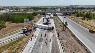 Meyve yüklü tır devrildi, Avrupa Otoyolu saatlerce ulaşıma kapandı