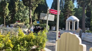 Mezarın açılacağını duyan cemaat mensupları Karacaahmet Mezarlığında toplandı
