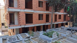 Mezarlık manzaralı sıfır daireler ilginç görüntüler oluşturdu