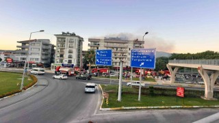 Milasta 5 katlı binanın çatısında yangın
