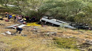 Minibüs şarampole uçtu: 4 ölü, 10 yaralı