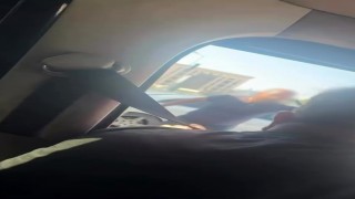 Minibüs şoförü ile otomobil sürücüsü arasındaki gerginlik kamerada