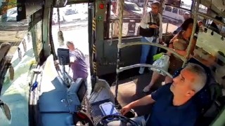 Minibüste fenalaşan yolcuyu şoför hastaneye yetiştirdi