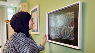 Modern anlayışla sürdürdüğü ebru sanatını gelecek nesillere aktarıyor