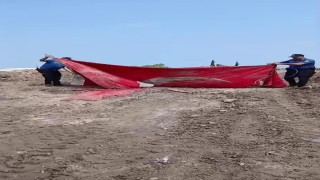 Moloz yığınları arasındaki Türk bayrağını öpüp, başına koyan polis takdir topladı