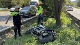 Motosiklet kamyona arkadan çarptı: 2 yaralı