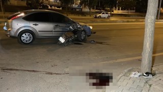 Motosiklet otomobile ok gibi saplandı: 1 ölü, 1 yaralı