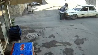 Motosiklet sürücüsü metrelerce havaya fırladı
