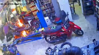 Motosiklet tamirhanesinde ilginç anlar