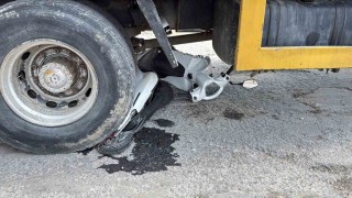 Motosiklet vincin altında kaldı, sürücü son anda kurtuldu