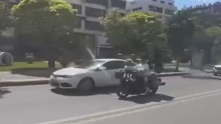 Motosiklete ters oturarak yaptıkları kasksız yolculuk pes dedirtti