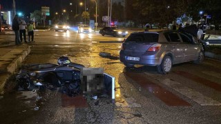 Motosikletle çarpışan otomobil direği yıktı: 5 yaralı