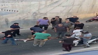 Motosikletletten fırlayarak alt geçide düştü