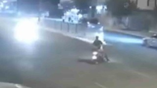 Motosikletteki 2 kişinin ölümden döndüğü kaza kamerada