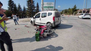 Mudurnuda otomobil ile motosiklet çarpıştı, 1 ağır yaralı