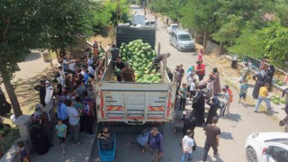 Muş karpuzu 8 mahallede vatandaşlara ücretsiz dağıtıldı
