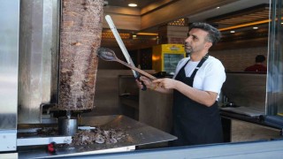 Muşta döner ustaları 60 dereceyi bulan sıcaklıkta mesai yapıyor