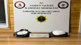 Narkotik köpeği Şila valizdeki 1 kilo 900 gram metamfetamini buldu