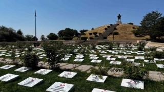 Öğrenciler 510 şehit mezarının taşını okul atölyesinde yapıp mezarları yenilediler