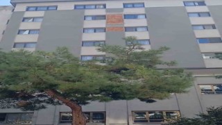 Öğretmenevi duvarından kopan beton parçaları korkuttu