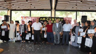 Okuma yazma öğrenen anneler mezuniyet sevinci yaşadı