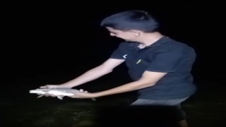 Oltasına takılan yavru sazanı Büyü de gel diyerek tekrar suya bıraktı