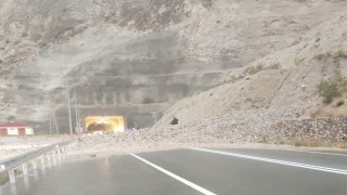 Oltu-Artvin yolu sağanak nedeniyle trafiğe kapandı