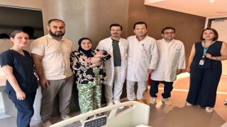 Omurilik tümörü nedeniyle riskli gebelik geçiren anne ile prematüre bebeği sağlığına kavuştu