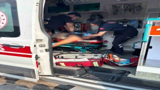 Önce servis aracına ardından tıra çarpan motosiklet sürücüsü ağır yaralandı